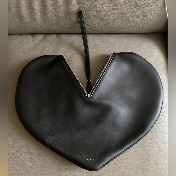 NEW Auth ALAÏA
Le Cœur Heart shape leather CLUTCH/BAG/ Wristlet Made in ITALY - Picture 9 of 16